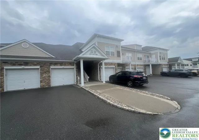 Listing Photo 3 - Condo for sale in building located at 424 Waterford Ter, Easton, PA 18042