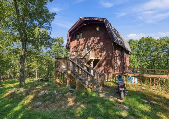 Photo 4 of Single family home for sale at 1221 Alpine Dr, East Stroudsburg, PA 18302 | MLS# 784852 | Listing updated on 2026-09-23