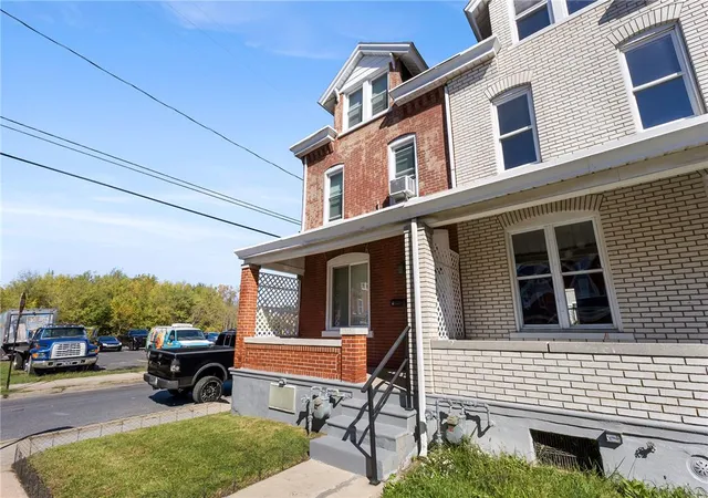 Photo 3 of Sale Pending at 933 N Penn St, Allentown, PA 18102 | MLS# 786626 | Listing updated on 2026-10-29