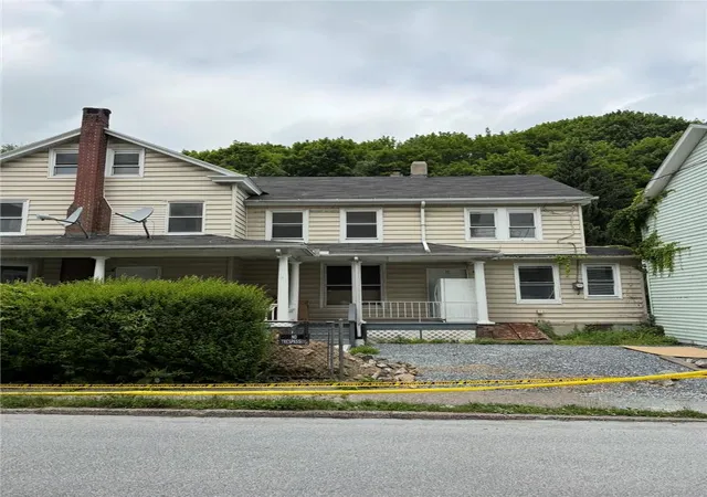 Photo 3 of Single family home for sale at 29 E Nescopec St, Tamaqua Boro, PA 18052 | MLS# 786583 | Listing updated on 2026-10-22
