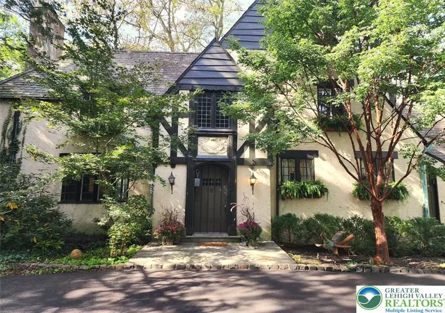 Photo 1 of Single family home for sale at 2929 Center St, Bethlehem, PA 18017 | MLS# 786636 | Listing updated on 2026-10-24