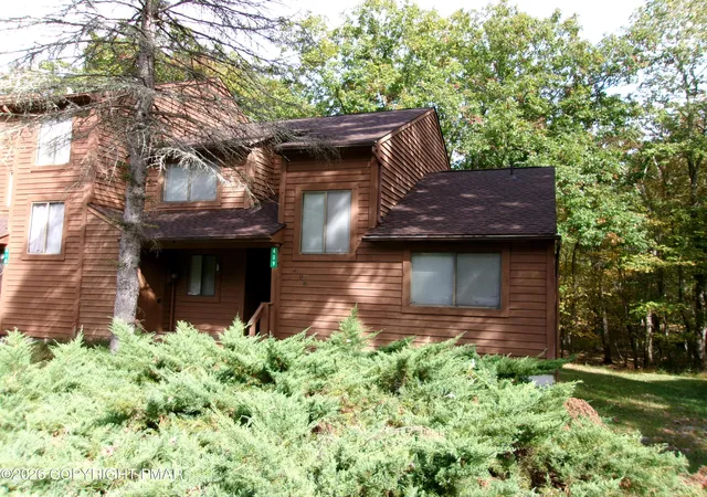 Photo 3 of Townhouse for sale at 409 Tudor Ct, Bushkill, PA 18324 | MLS# PM-141057 | Listing updated on 2026-10-10