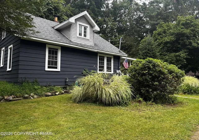 Photo 3 of Single family home for sale at 306 Park Pl, Cresco, PA 18326 | MLS# PM-144650 | Listing updated on 2026-10-11