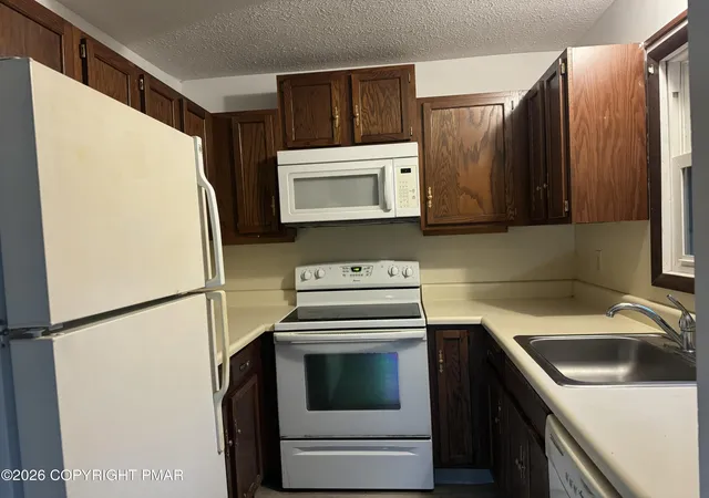 Listing Photo 5 - Condo for sale in building located at 10 Villas Rd, Mount Pocono, PA 18344 - Unit #104