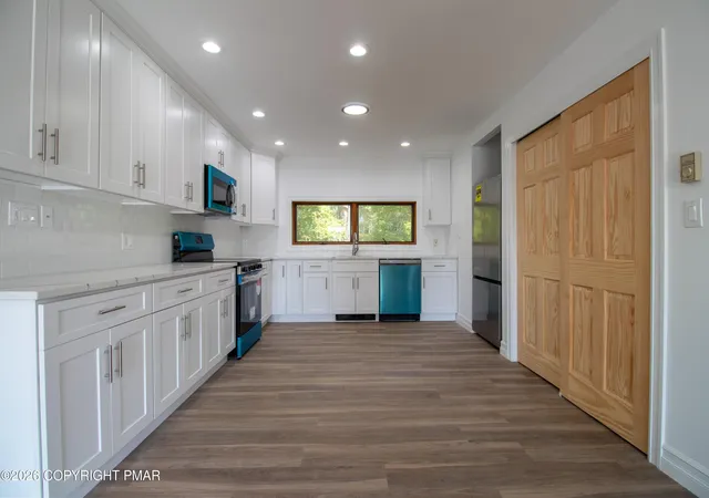 Photo 2 of Single family home for sale at 1142 Yorkshire Ln, Bushkill, PA 18324 | MLS# PM-144487 | Listing updated on 2026-09-04