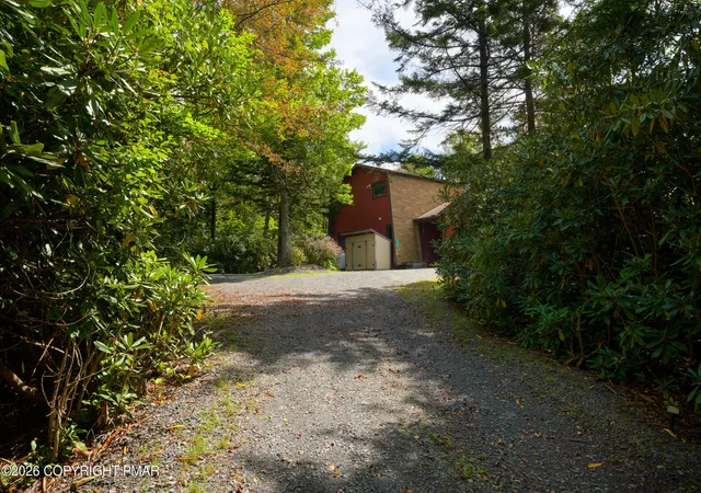Photo 3 of Single family home for sale at 164 Iroquois Trl, Long Pond, PA 18334 | MLS# PM-144711 | Listing updated on 2026-10-08