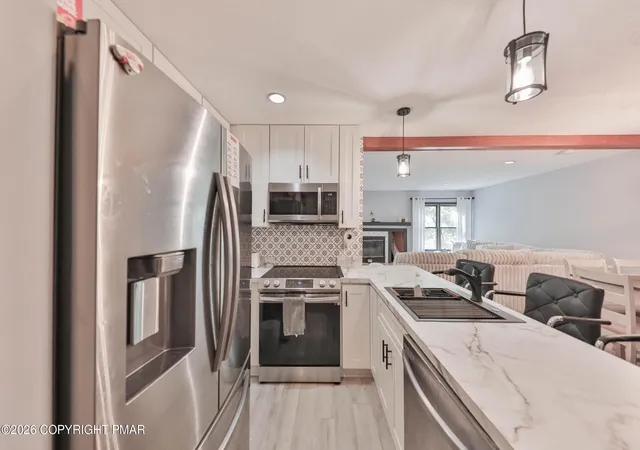 Listing Photo 5 - Condo for sale in building located at 43 Sky Vw Cir, East Stroudsburg, PA 18302 - Unit #D