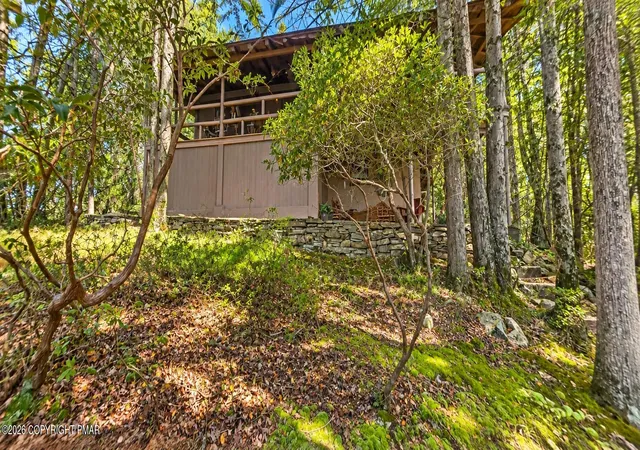 Photo 3 of Sale Pending at 322 Crescent Lake Rd, Scotrun, PA 18355 | MLS# PM-144943 | Listing updated on 2026-10-08