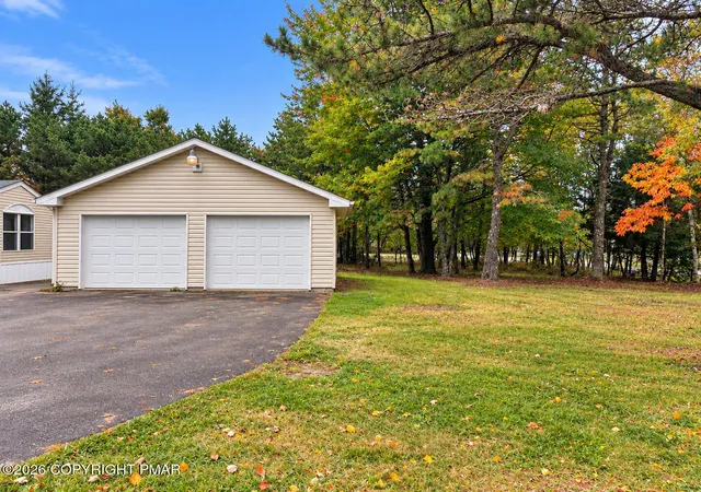 Photo 3 of Single family home for sale at 227 Flame Dr, Blakeslee, PA 18610 | MLS# PM-145180 | Listing updated on 2026-10-08