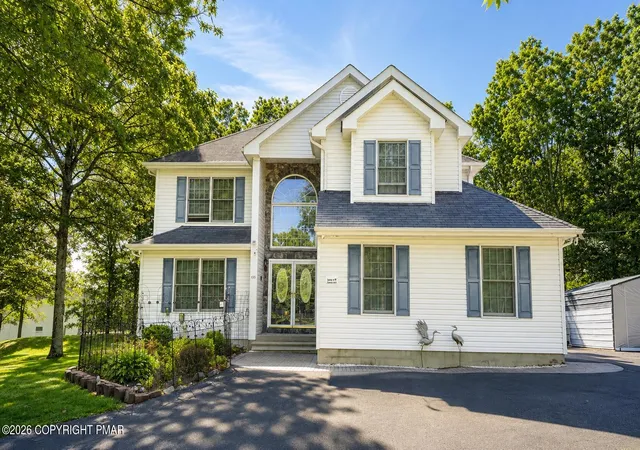 Photo 1 of Single family home for sale at 135 Mountain Top Cir, Bushkill, PA 18324 | MLS# PM-145041 | Listing updated on 2026-09-25