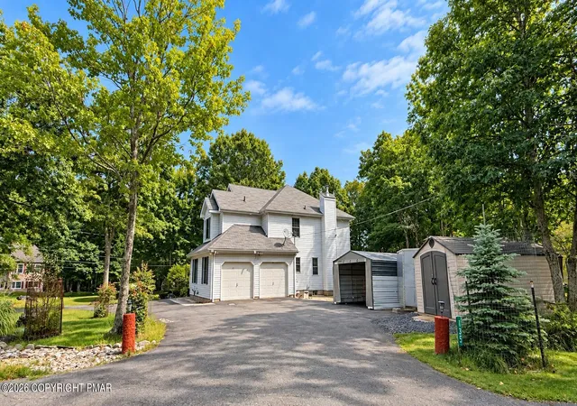 Photo 2 of Single family home for sale at 135 Mountain Top Cir, Bushkill, PA 18324 | MLS# PM-145041 | Listing updated on 2026-09-25