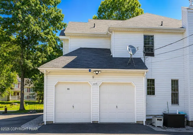 Photo 3 of Single family home for sale at 135 Mountain Top Cir, Bushkill, PA 18324 | MLS# PM-145041 | Listing updated on 2026-09-25