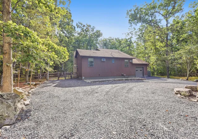 Photo 3 of Single family home for sale at 523 Saunders Ct, Bushkill, PA 18324 | MLS# PM-145115 | Listing updated on 2026-10-17