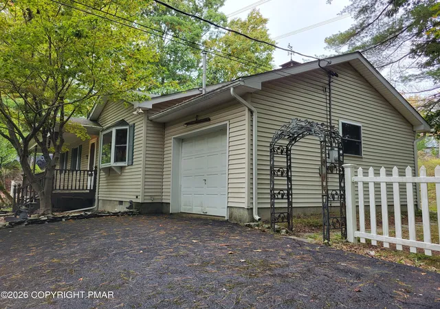 Photo 1 of Single family home for sale at 141 Manchester Dr, Bushkill, PA 18324 | MLS# PM-145182 | Listing updated on 2026-10-16