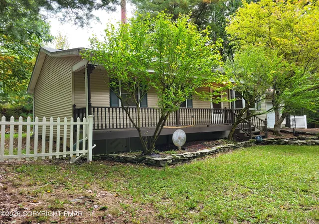 Photo 3 of Single family home for sale at 141 Manchester Dr, Bushkill, PA 18324 | MLS# PM-145182 | Listing updated on 2026-10-16