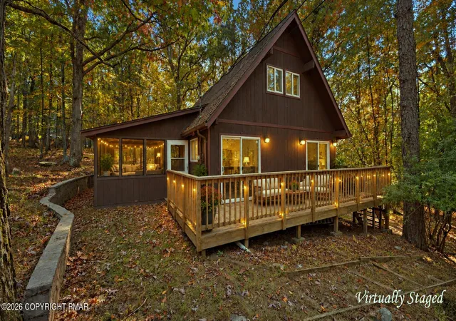 Photo 1 of Single family home for sale at 1095 Deer Run E, Bushkill, PA 18324 | MLS# PM-145310 | Listing updated on 2026-10-14