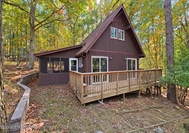 Photo 2 of Single family home for sale at 1095 Deer Run E, Bushkill, PA 18324 | MLS# PM-145310 | Listing updated on 2026-10-14
