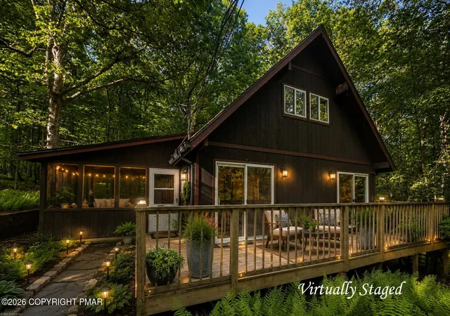 Photo 3 of Single family home for sale at 1095 Deer Run E, Bushkill, PA 18324 | MLS# PM-145310 | Listing updated on 2026-10-14