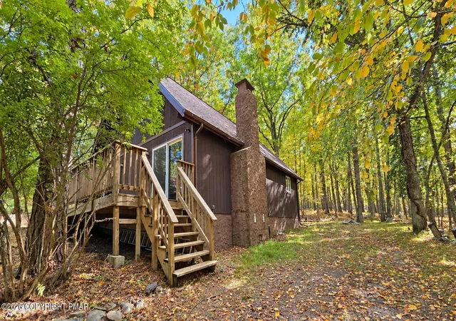 Photo 3 of Single family home for sale at 1095 Deer Run E, Bushkill, PA 18324 | MLS# PM-145310 | Listing updated on 2026-10-14