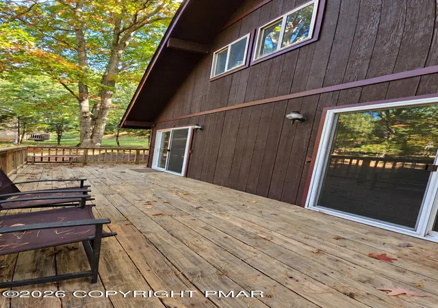 Photo 4 of Single family home for sale at 1095 Deer Run E, Bushkill, PA 18324 | MLS# PM-145310 | Listing updated on 2026-10-14
