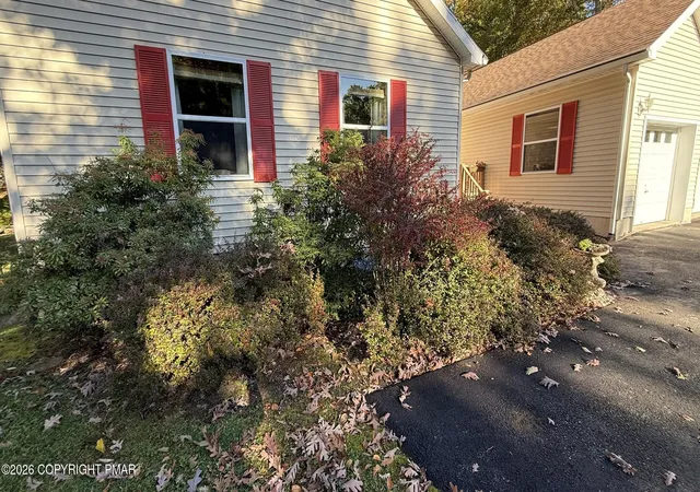 Photo 3 of Single family home for sale at 401 Underhill Dr, Tamiment, PA 18371 | MLS# PM-145522 | Listing updated on 2026-10-20