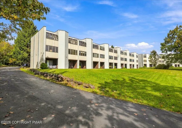 Listing Photo 4 - Condo for sale in building located at 146 Foxfire Dr, Mount Pocono Boro, PA 18344 - Unit #Unit 106