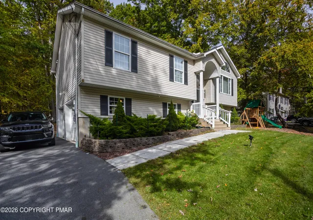 Photo 3 of Single family home for sale at 1111 Hunters Woods Dr, East Stroudsburg, PA 18301 | MLS# PM-145622 | Listing updated on 2026-10-14