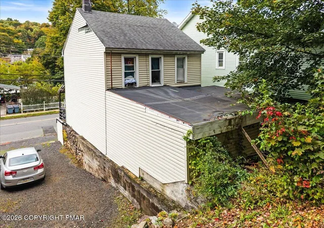 Photo 2 of Single family home for sale at 433 Nichols St, Pottsville, PA 17901 | MLS# PM-145732 | Listing updated on 2026-10-26