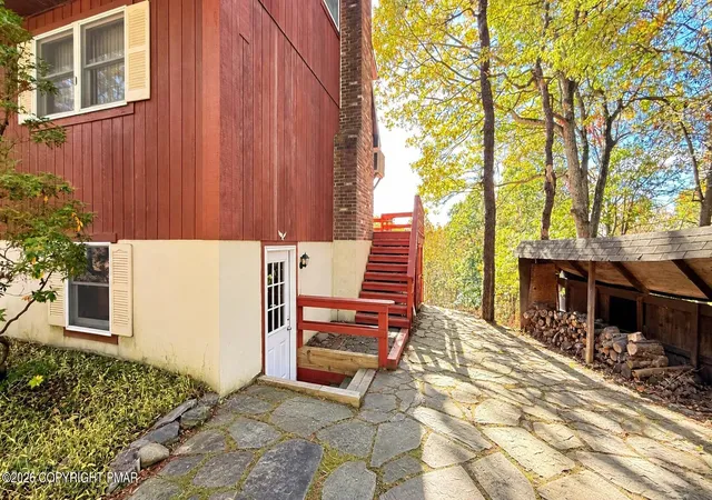 Photo 3 of Single family home for sale at 118 Elgin Way, Bushkill, PA 18324 | MLS# PM-145750 | Listing updated on 2026-10-29