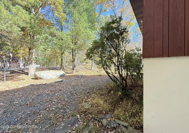 Photo 4 of Single family home for sale at 118 Elgin Way, Bushkill, PA 18324 | MLS# PM-145750 | Listing updated on 2026-10-29