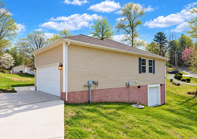 Photo 3 of Single family home for sale at 1299 E Pittsburg Church Rd, London, KY 40741 | MLS# 26005645 | Listing updated on 2026-09-25
