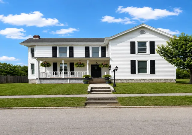 Photo 2 of Single family home for sale at 330 Sycamore St, Carlisle, KY 40311 | MLS# 26010906 | Listing updated on 2026-09-12