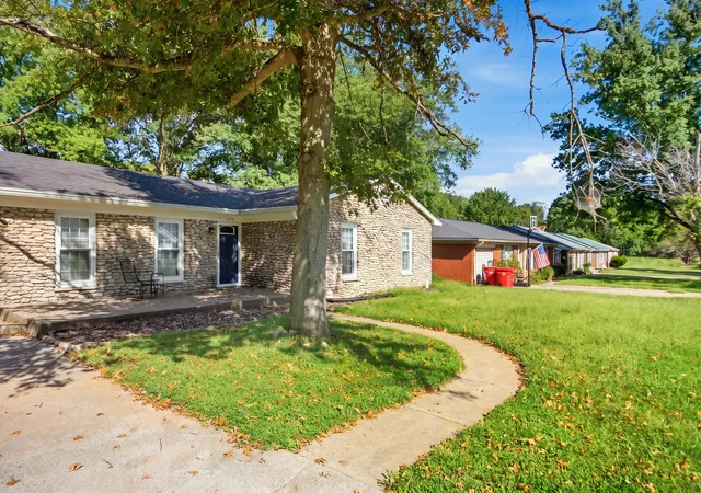 Photo 3 of Single family home for sale at 147 Meadowbrook Dr, Frankfort, KY 40601 | MLS# 26013483 | Listing updated on 2026-10-21