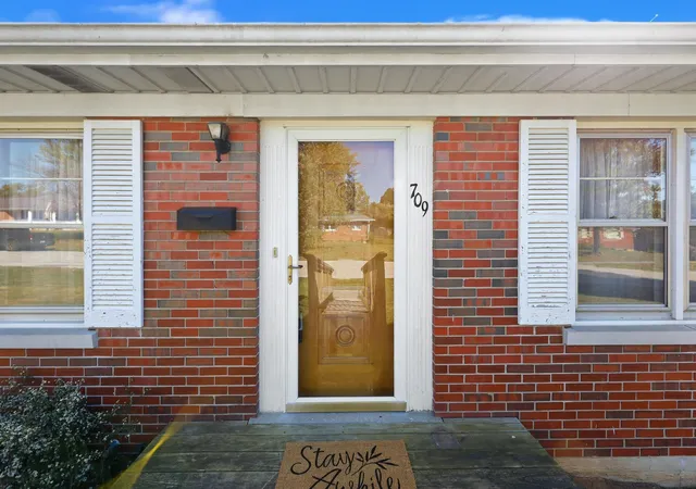 Photo 2 of Sale Pending at 709 Reed Dr, Frankfort, KY 40601 | MLS# 26028209 | Listing updated on 2026-10-20