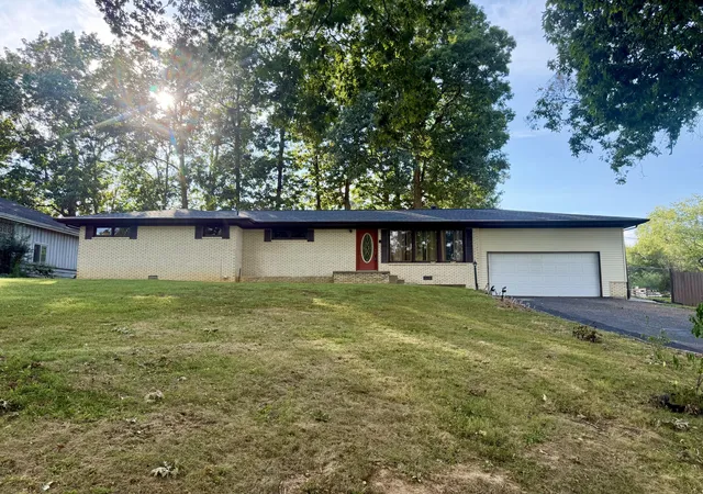 Photo 1 of Single family home for sale at 225 Nickell Hts Rd, Paducah, KY 42003 | MLS# 26015438 | Listing updated on 2026-10-12