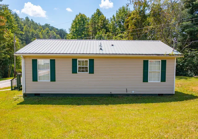Photo 2 of Single family home for sale at 48 Crescent Rd, Manchester, KY 40962 | MLS# 26015780 | Listing updated on 2026-09-04