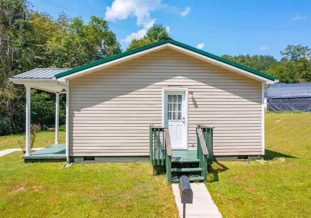 Photo 3 of Single family home for sale at 48 Crescent Rd, Manchester, KY 40962 | MLS# 26015780 | Listing updated on 2026-09-04