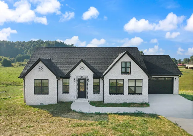 Photo 2 of Single family home for sale at 425 Madison Cir, London, KY 40741 | MLS# 26016379 | Listing updated on 2026-10-13