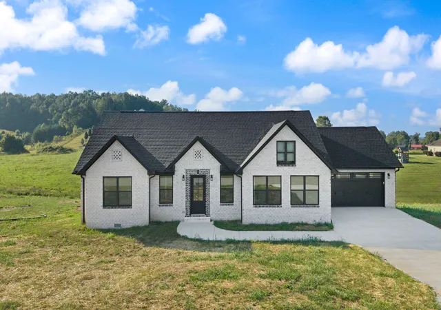 Photo 3 of Single family home for sale at 425 Madison Cir, London, KY 40741 | MLS# 26016379 | Listing updated on 2026-10-13