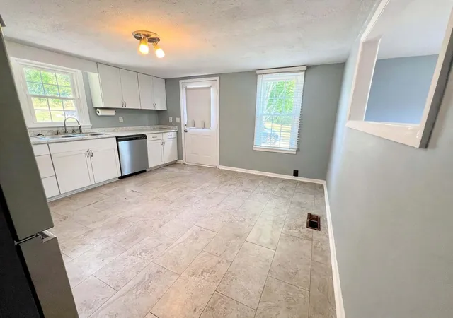 Photo 4 of Sale Pending at 380 J C Kelly Rd, Hopkinsville, KY 42240 | MLS# 26018350 | Listing updated on 2026-09-12