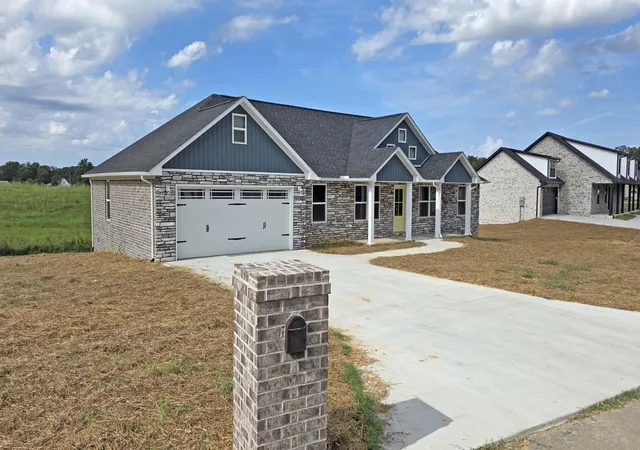 Photo 3 of Single family home for sale at 327 Madison Cir, London, KY 40741 | MLS# 26018716 | Listing updated on 2026-09-15
