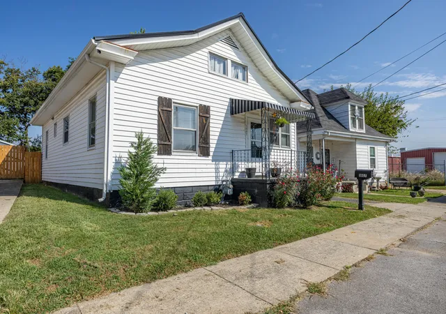 Photo 1 of Single family home for sale at 1807 Clifton Ave, Paris, KY 40361 | MLS# 26023926 | Listing updated on 2026-10-06