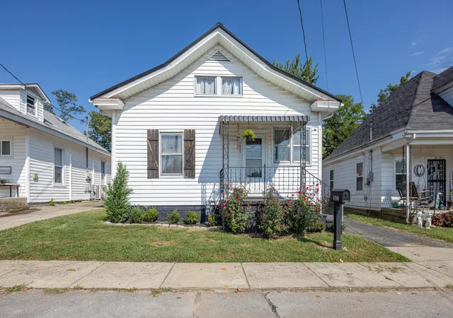 Photo 2 of Single family home for sale at 1807 Clifton Ave, Paris, KY 40361 | MLS# 26023926 | Listing updated on 2026-10-06
