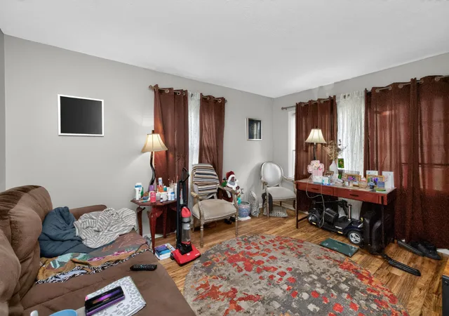 Photo 3 of House for sale at 1999-2001 Spring Sta Dr, Lexington, KY 40505 | MLS# 26025021 | Listing updated on 2026-09-11