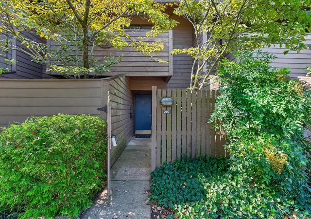 Listing Photo 4 - Condo for sale in building located at 750 Shaker Dr, Lexington, KY 40504 - Unit #207