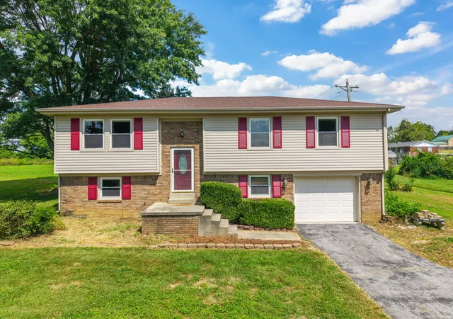 Photo 2 of Single family home for sale at 50 Hickory Ln, Berea, KY 40403 | MLS# 26024535 | Listing updated on 2026-09-28