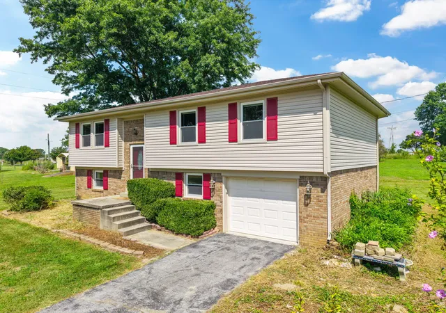 Photo 3 of Single family home for sale at 50 Hickory Ln, Berea, KY 40403 | MLS# 26024535 | Listing updated on 2026-09-28