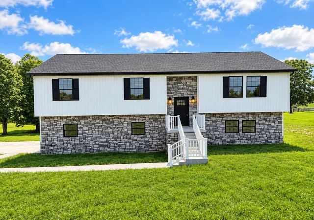 Photo 3 of Single family home for sale at 124 Hillard Rd, Corbin, KY 40701 | MLS# 26020434 | Listing updated on 2026-10-13