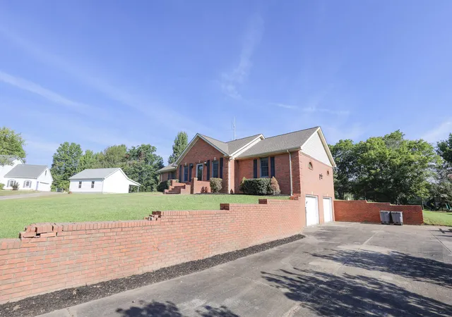 Photo 3 of Single family home for sale at 6415 Waid Cir, Paducah, KY 42001 | MLS# 26024683 | Listing updated on 2026-09-09