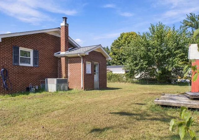 Photo 3 of Single family home for sale at 1309 Elm St, Benton, KY 42025 | MLS# 26021228 | Listing updated on 2026-09-25